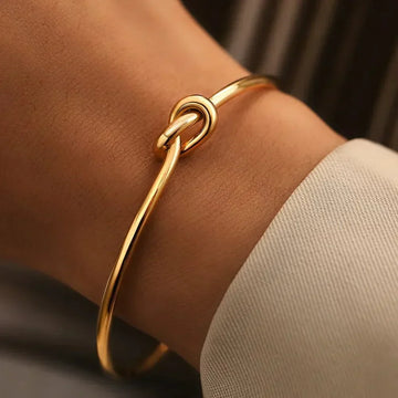 Clea – Zeitloses Armband mit Knoten