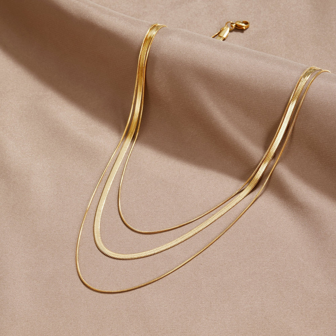 Agot – Mehrschichtige Kettenhalskette in Gold