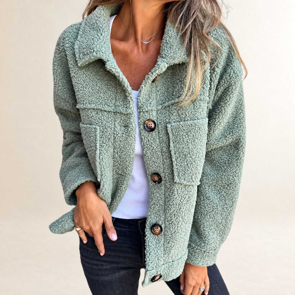 Damen Kurzjacke - Knopfverschluss vorne, strukturierte Oberfläche, breiter Reverskragen, zwei aufgesetzte Taschen, lockerer kastiger Schnitt