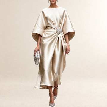 Damen Midi-Kleid mit Schiffskragen-Ausschnitt und weiten Kimonoärmeln - seitliche Drapierung mit Brosche