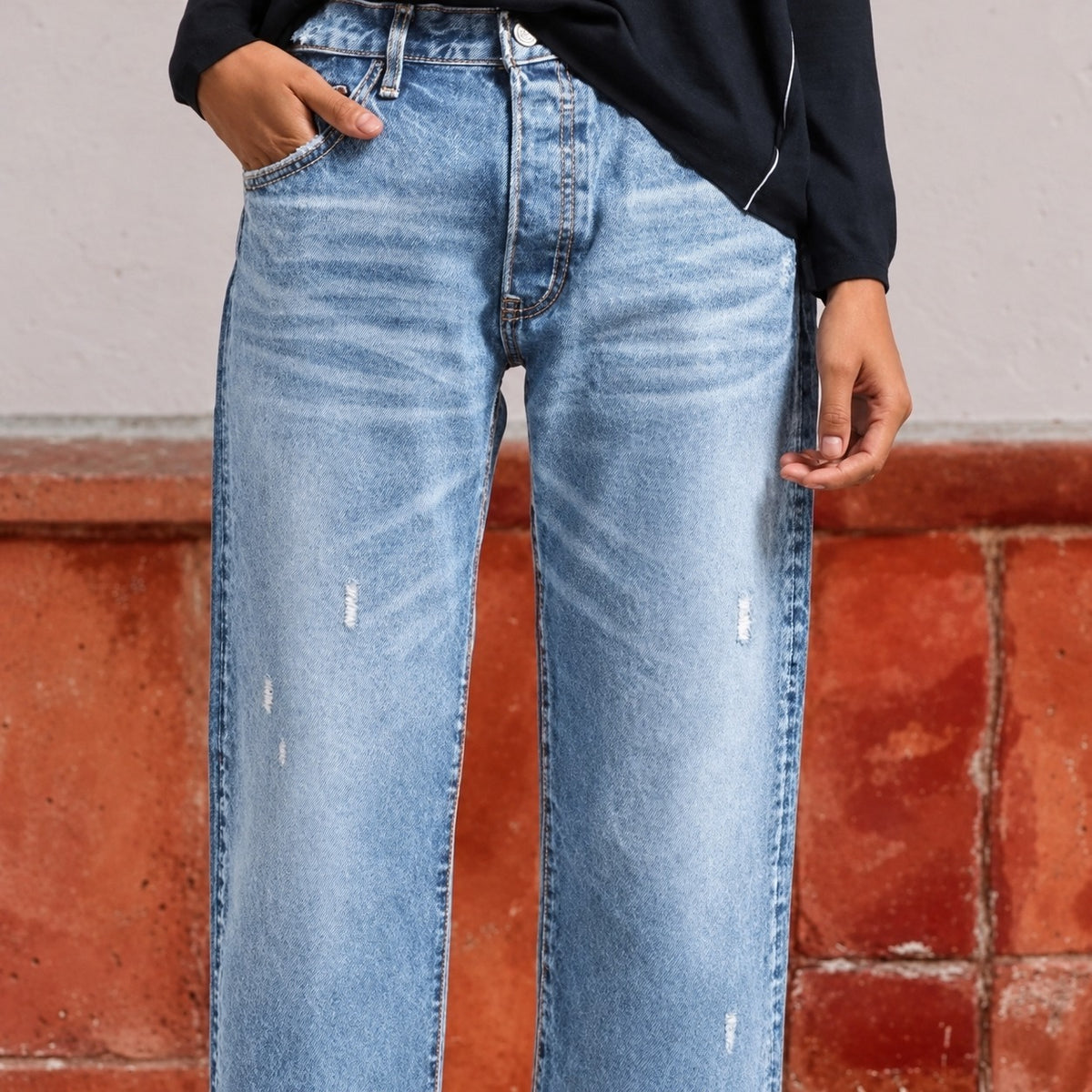 Damentragende Jeans mit geradem Bein, verwaschener Optik, fransiger Saum und lockerer Passform