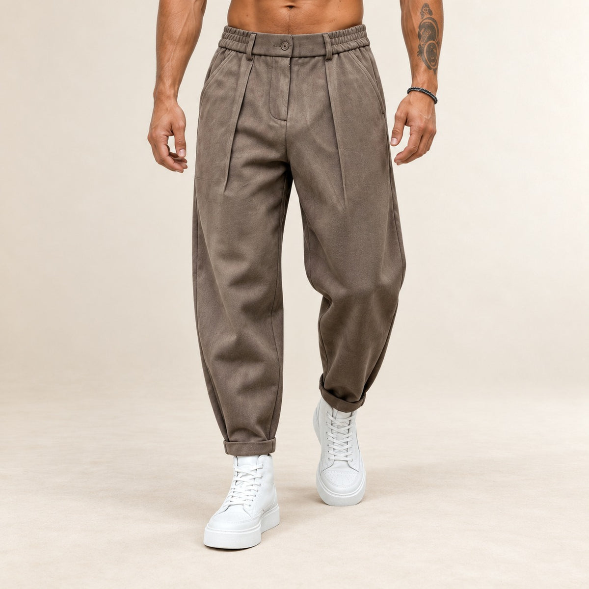 Herren Hose mit Falten – elastischer Bund, Gürtelschlaufen,Frontfalten, schmal zulaufendes Bein