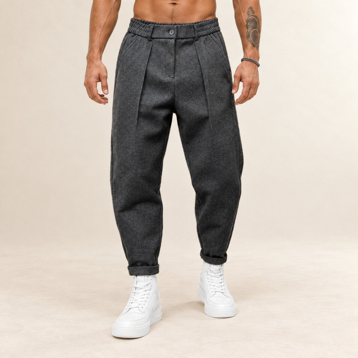 Herren Hose mit Falten – elastischer Bund, Gürtelschlaufen,Frontfalten, schmal zulaufendes Bein