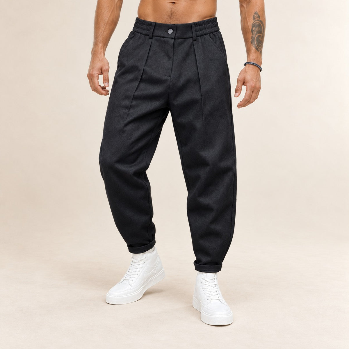 Herren Hose mit Falten – elastischer Bund, Gürtelschlaufen,Frontfalten, schmal zulaufendes Bein