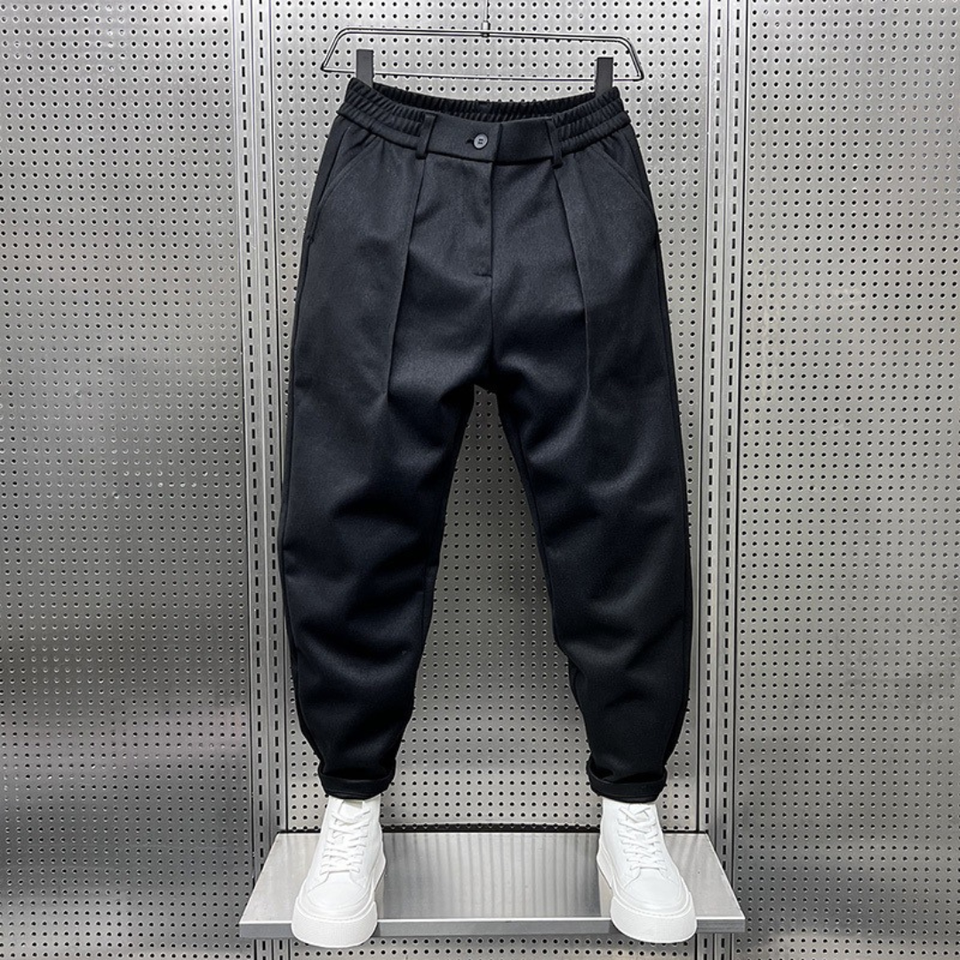 Herren Pleated Trousers: Bund mit Gürtel-Ösen, elastischer Taillenbund, frontale Falten, tapered Beinabschluss