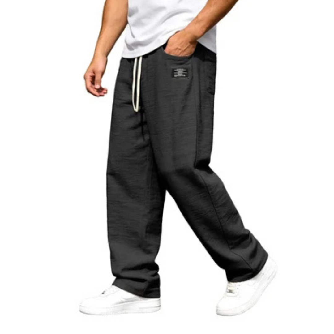 Herren Straight-Leg Pants – elastischer Bund mit Drawstring, seitliche Eingrifftaschen, elastische Taille, gerades Bein, Patch-Detail