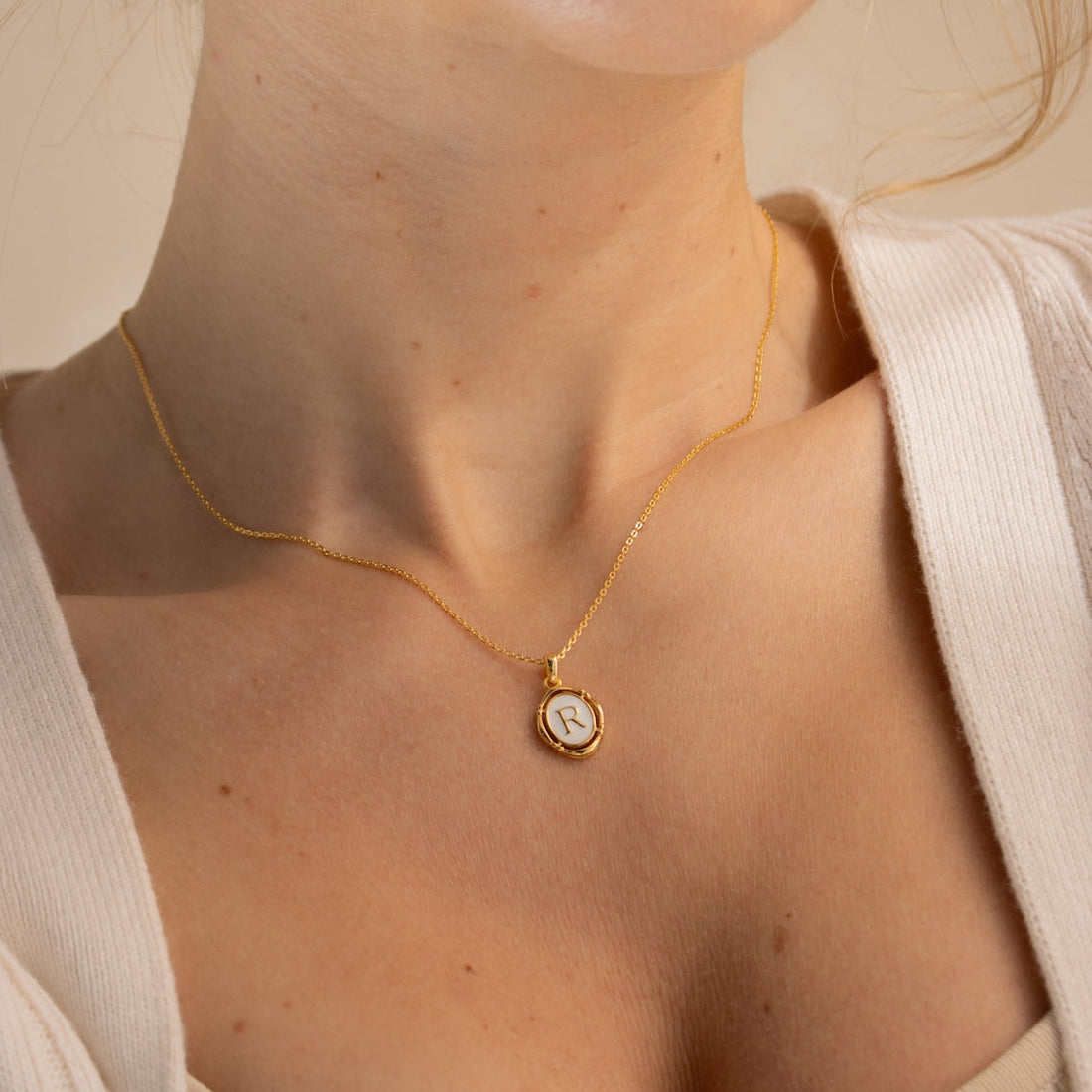 Halskette mit Initialen-Anhänger - Anhänger aus weißem Emaille und Gold