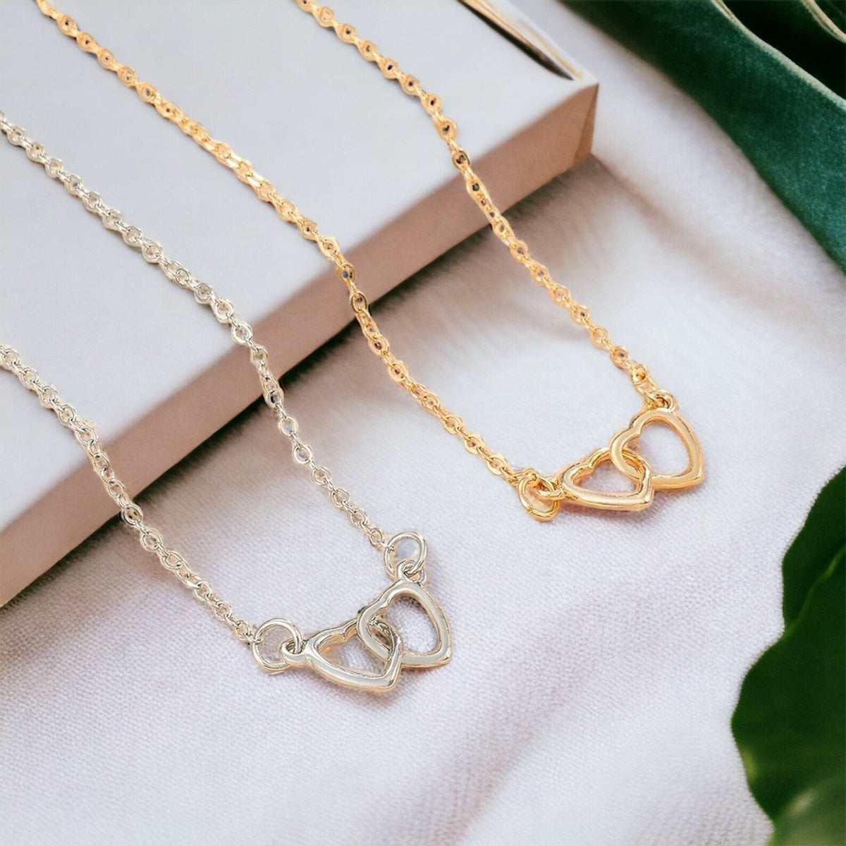 Einfach gehaltene Herzfußkette - Fußkette mit Herzmotiven