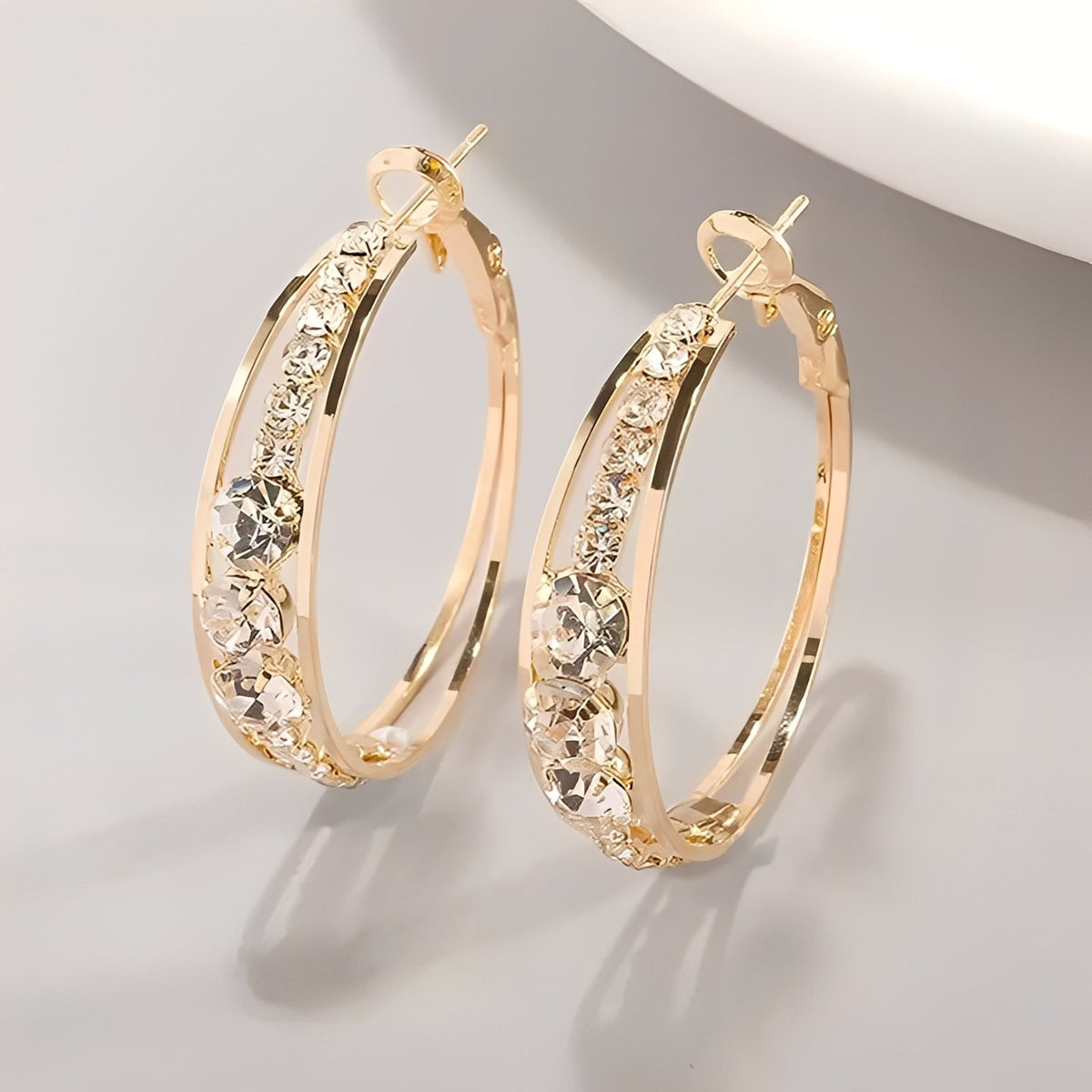 Raya – Elegante goldfarbene Ohrringe