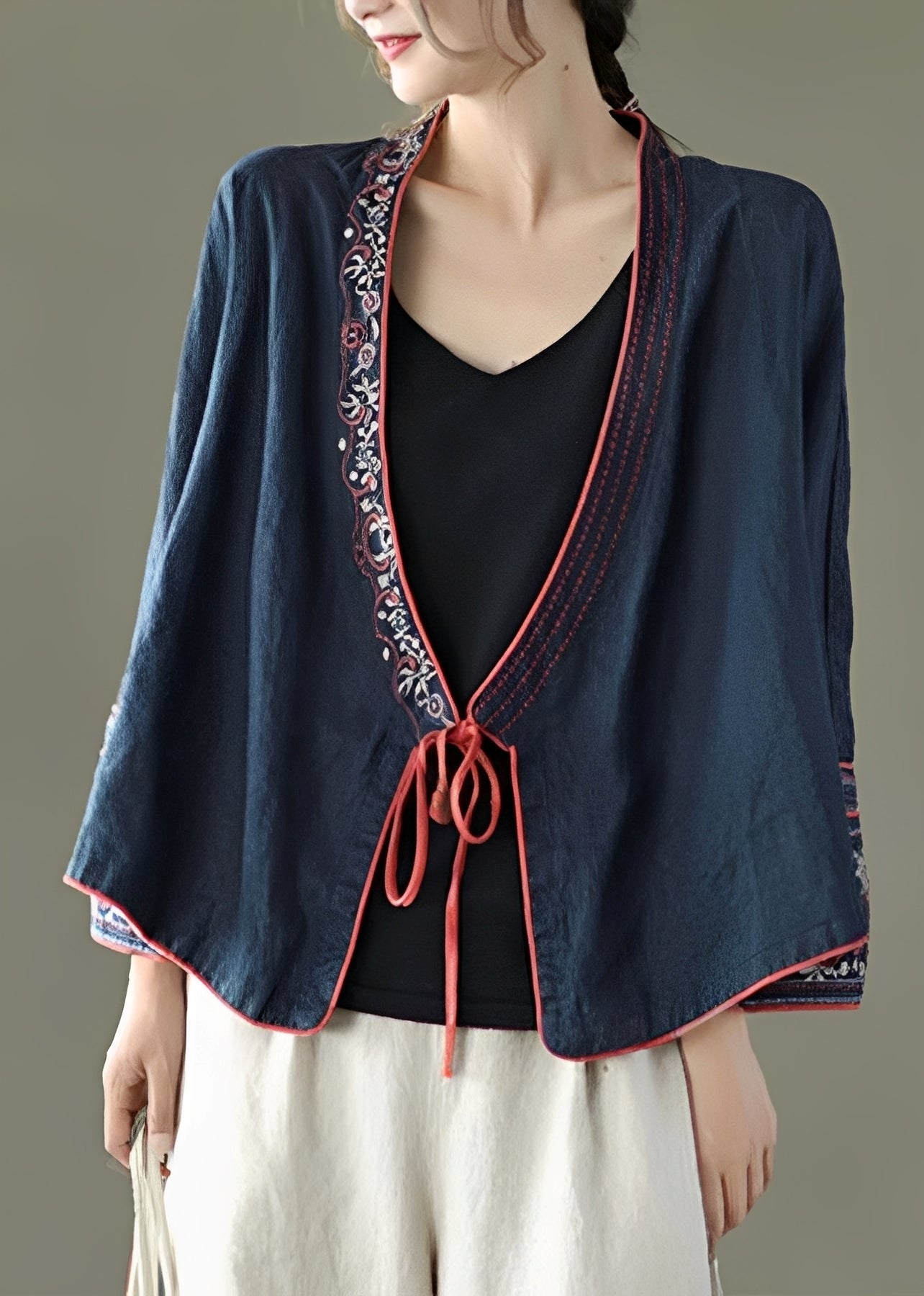 Nastia - Elegante, locker sitzende Bluse mit Stickerei für Damen