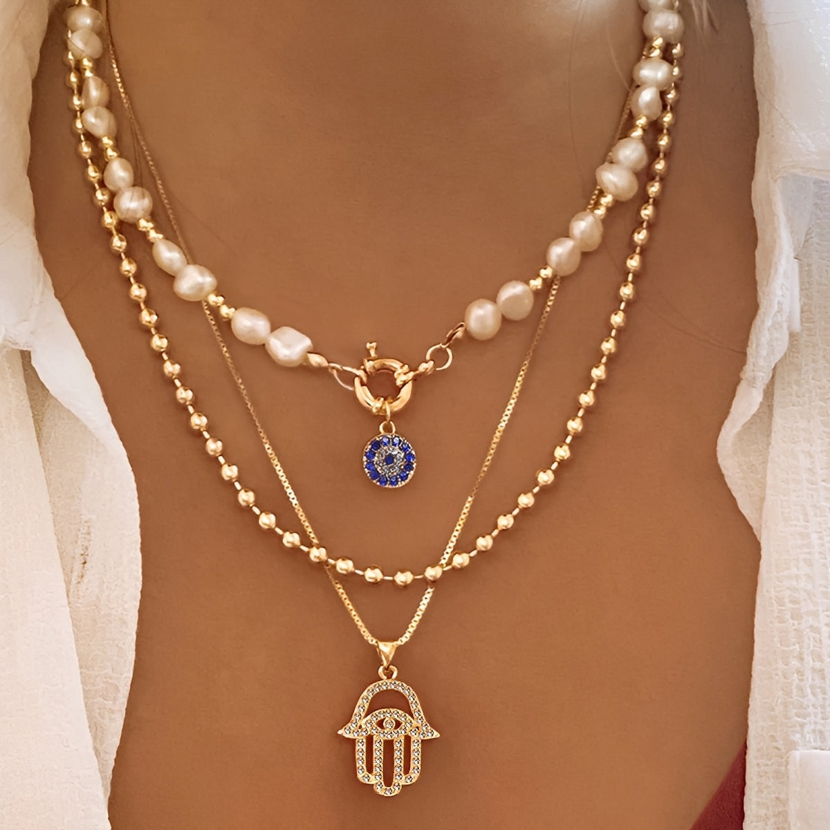 Nadia – Halskette mit zahlreichen Reihen Perlen und Hamsa-Hand