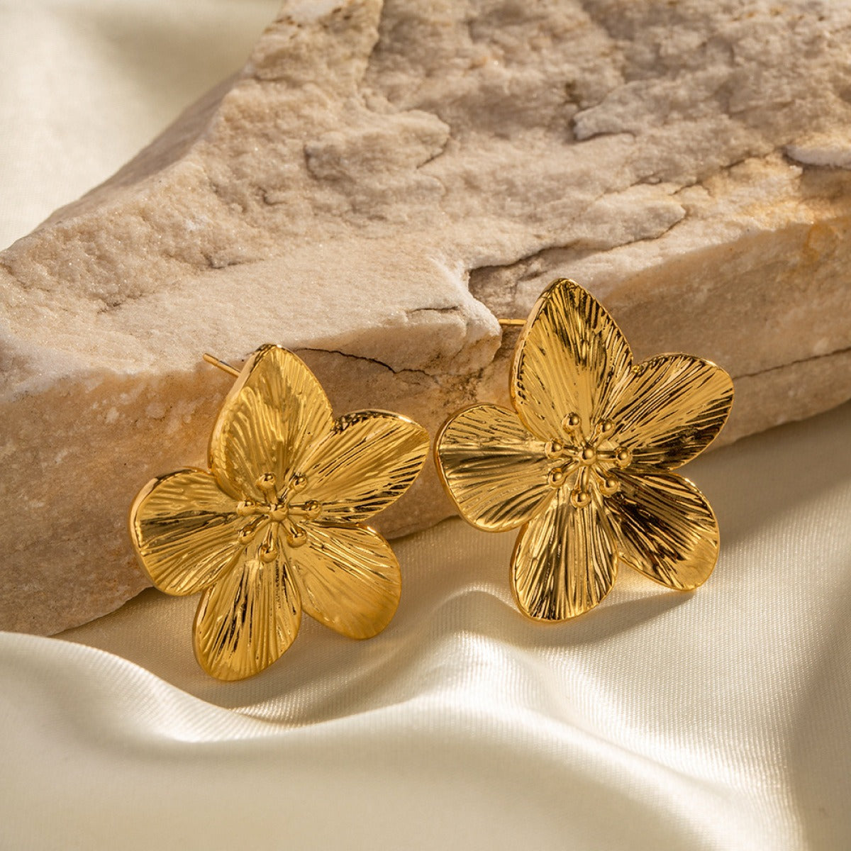 Rianne – Ohrringe mit Blumenmuster in Gold