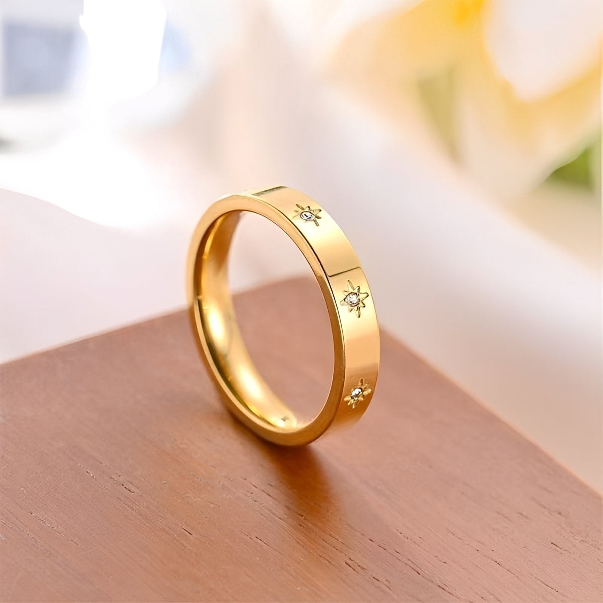 Nova – Goldring mit leuchtenden Sternen
