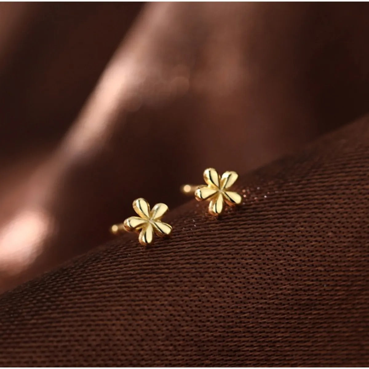 Lily – Kleine goldene Ohrstecker