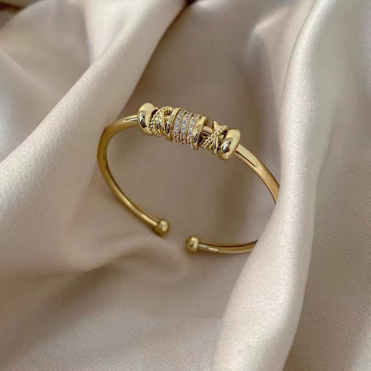 Amalia – Flexibles Armband mit goldenen Charms