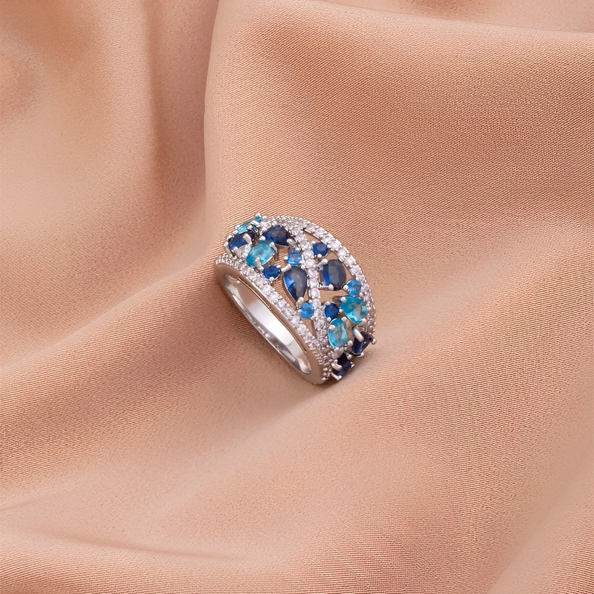 Julie – Vintage-Ring mit blauer Zirkonia und goldenen Akzenten