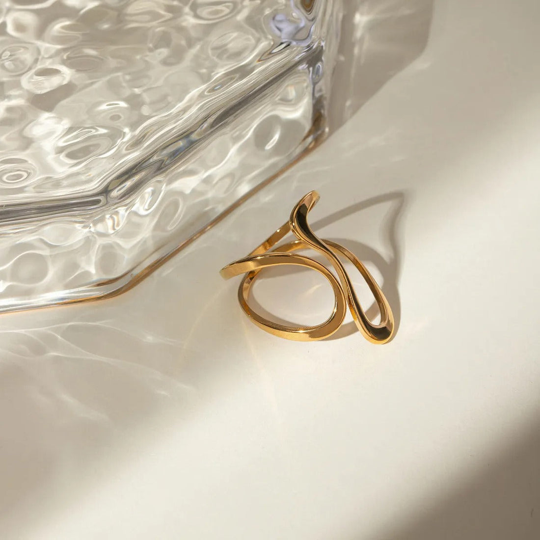 Dori – Offener unregelmäßiger Spiralring in Gold