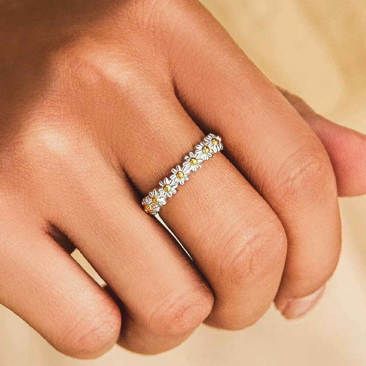 Dahliana – Verstellbarer Ring mit Margerite aus Silber und handbemaltem Emaille