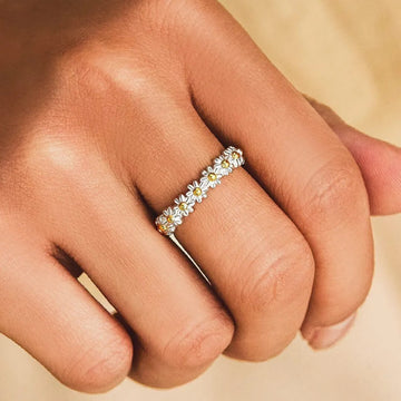 Dahliana – Verstellbarer Ring mit Margerite aus Silber und handbemaltem Emaille