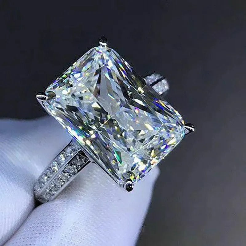 Jade – Ring mit großem Zirkon