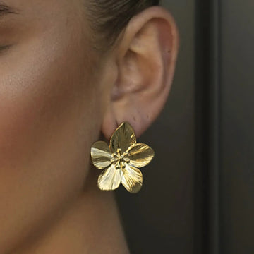 Rianne – Ohrringe mit Blumenmuster in Gold