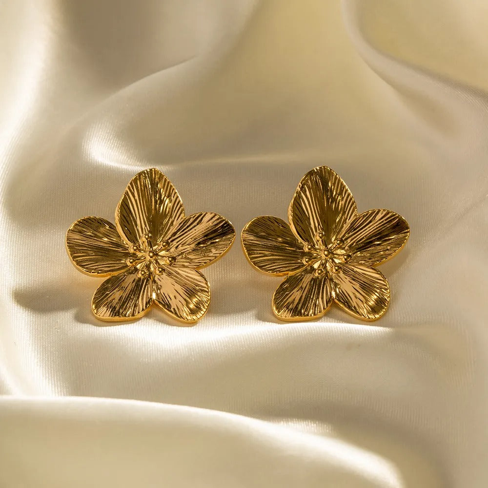 Rianne – Ohrringe mit Blumenmuster in Gold