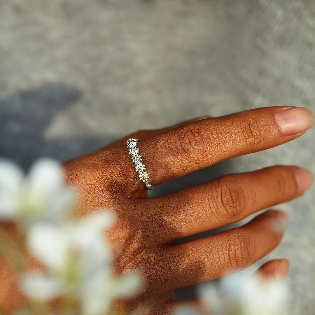 Dahliana – Verstellbarer Ring mit Margerite aus Silber und handbemaltem Emaille