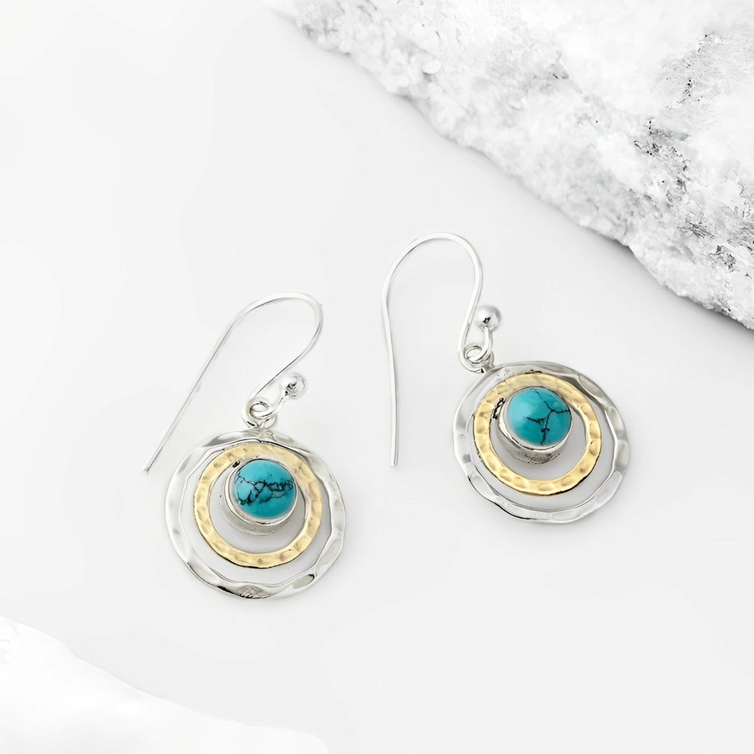 Nayah – Boho Saturn Ohrringe mit Türkisstein, aus Silber und Gold gefertigt