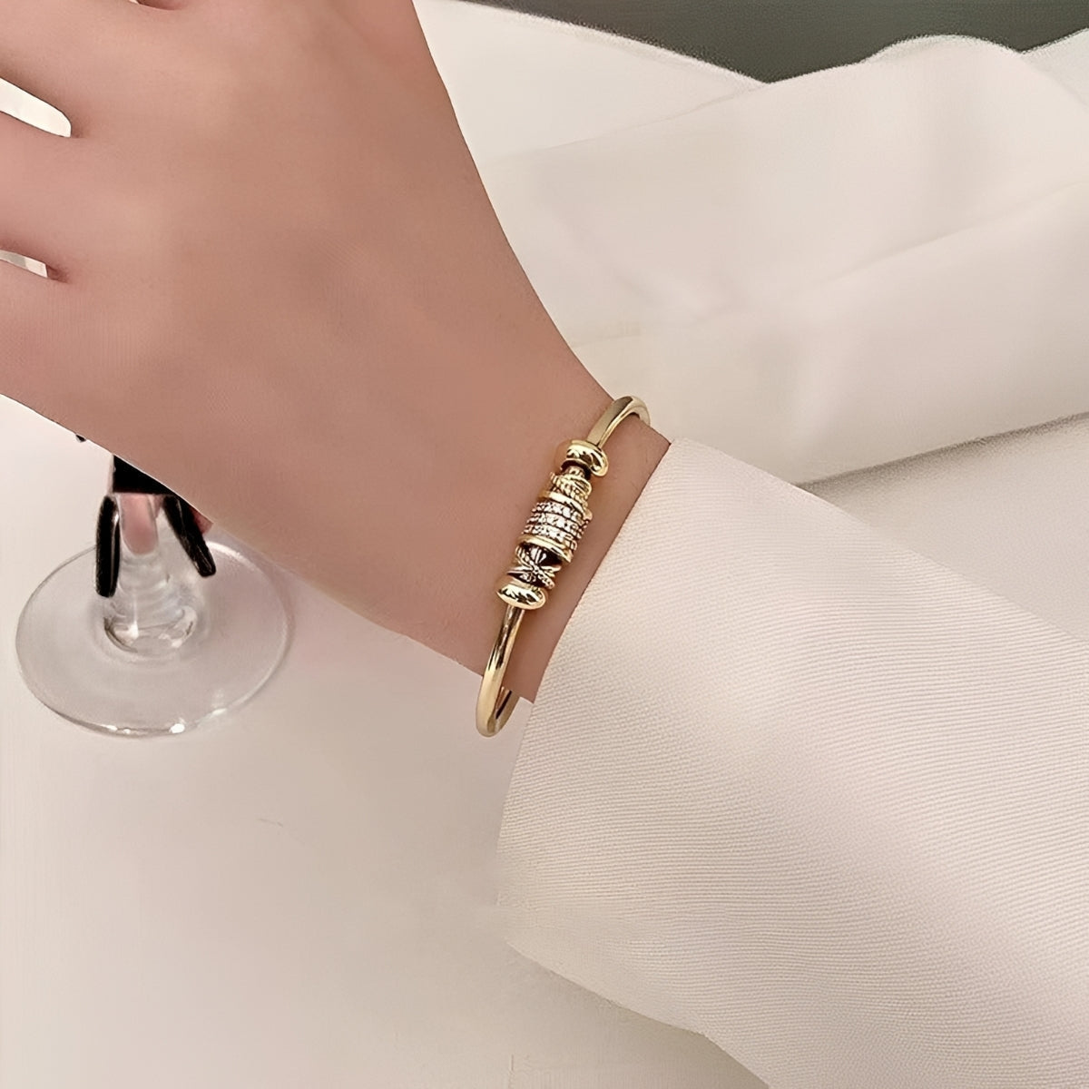 Amalia – Flexibles Armband mit goldenen Charms