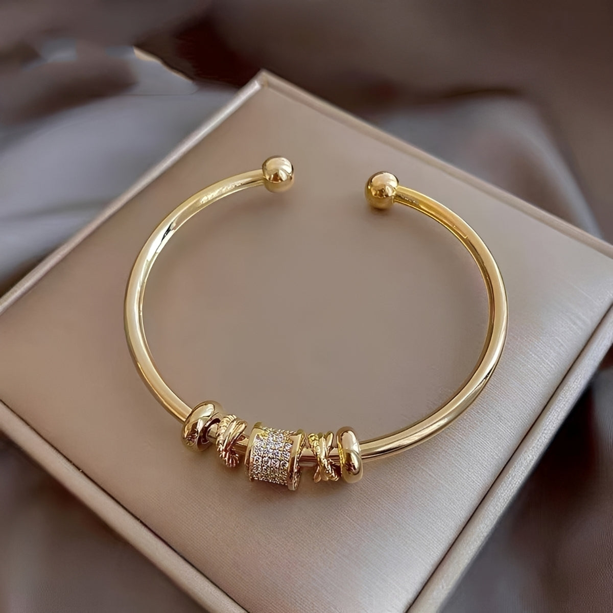 Amalia – Flexibles Armband mit goldenen Charms