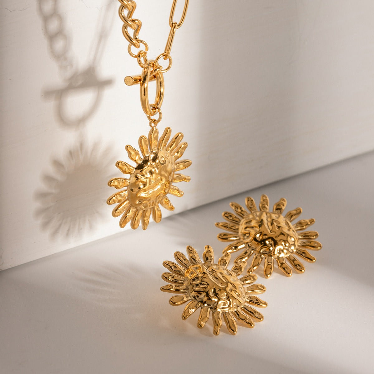 Milly – Auffällige Halskette mit goldener Sonnenblume