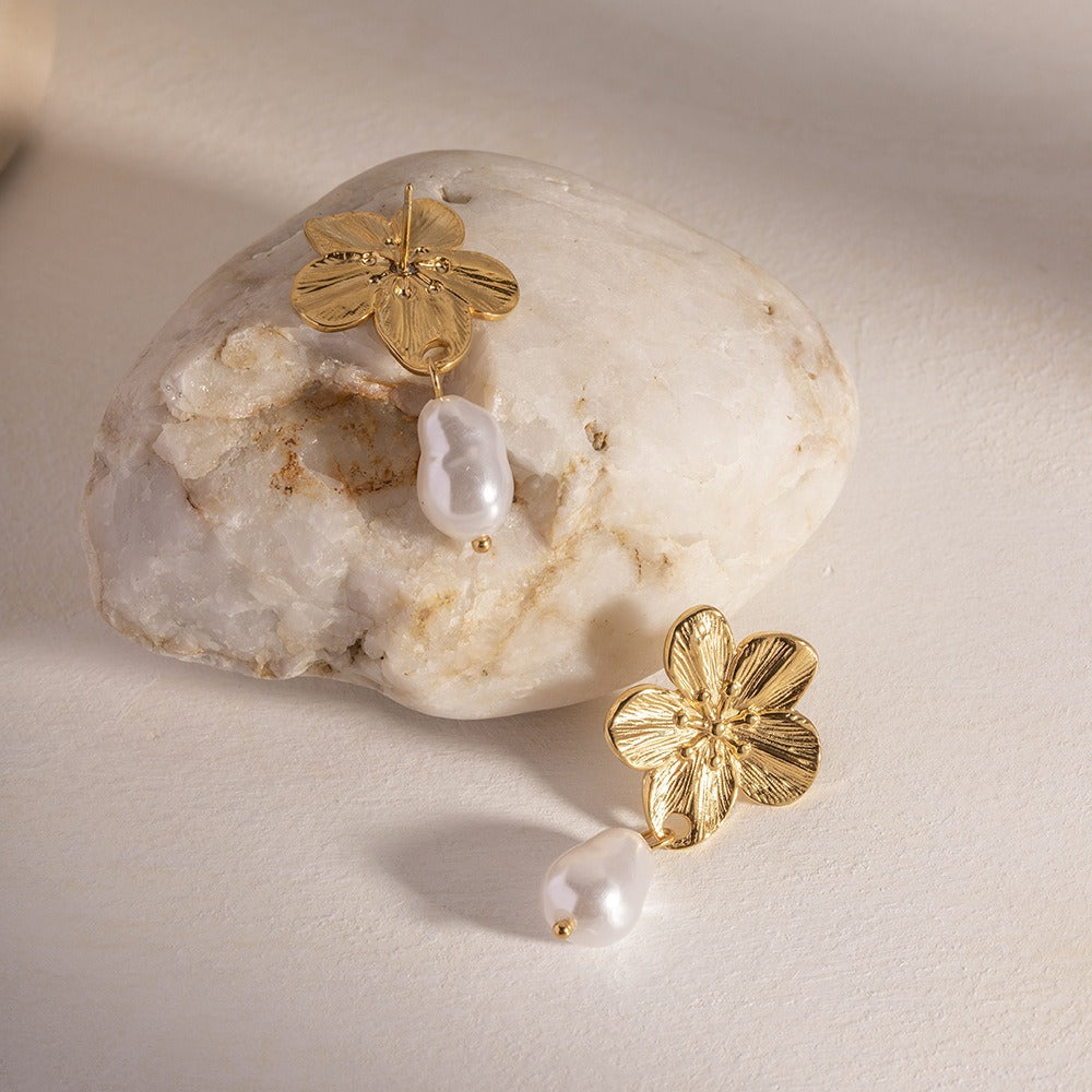 Ember – Blumenförmige Ohrringe mit goldenen Perlen