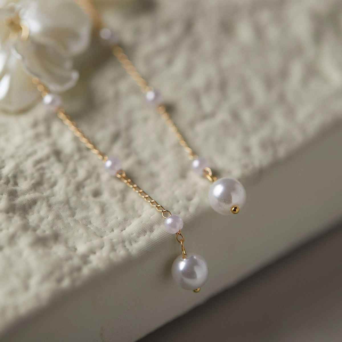 Rhia – Ohrringe mit Blumblatt-Design, Perlen und Quasten