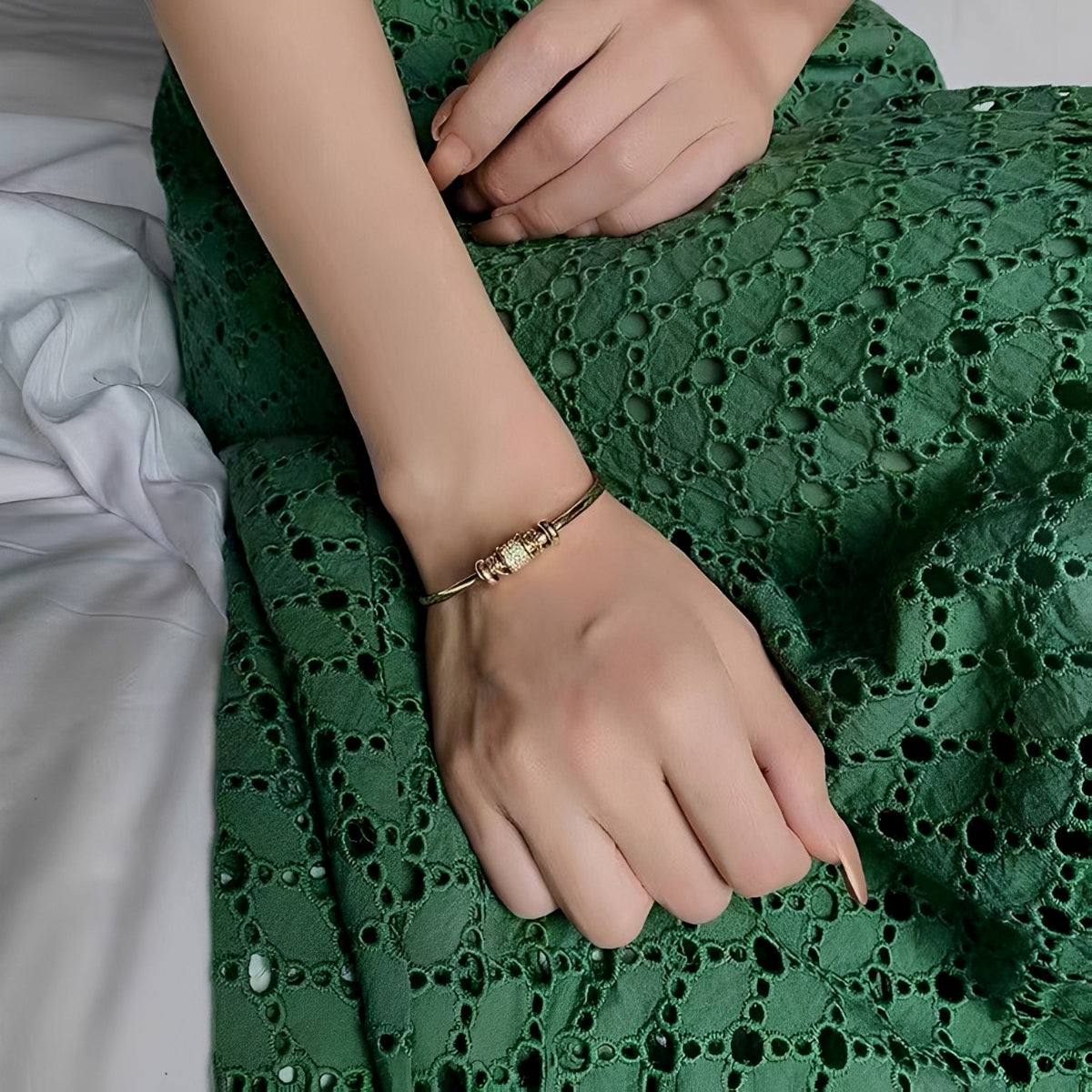 Amalia – Flexibles Armband mit goldenen Charms