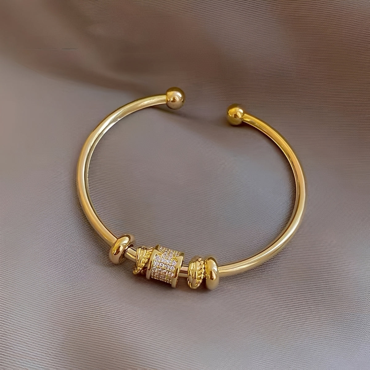 Amalia – Flexibles Armband mit goldenen Charms