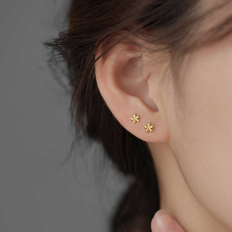 Lily – Kleine goldene Ohrstecker