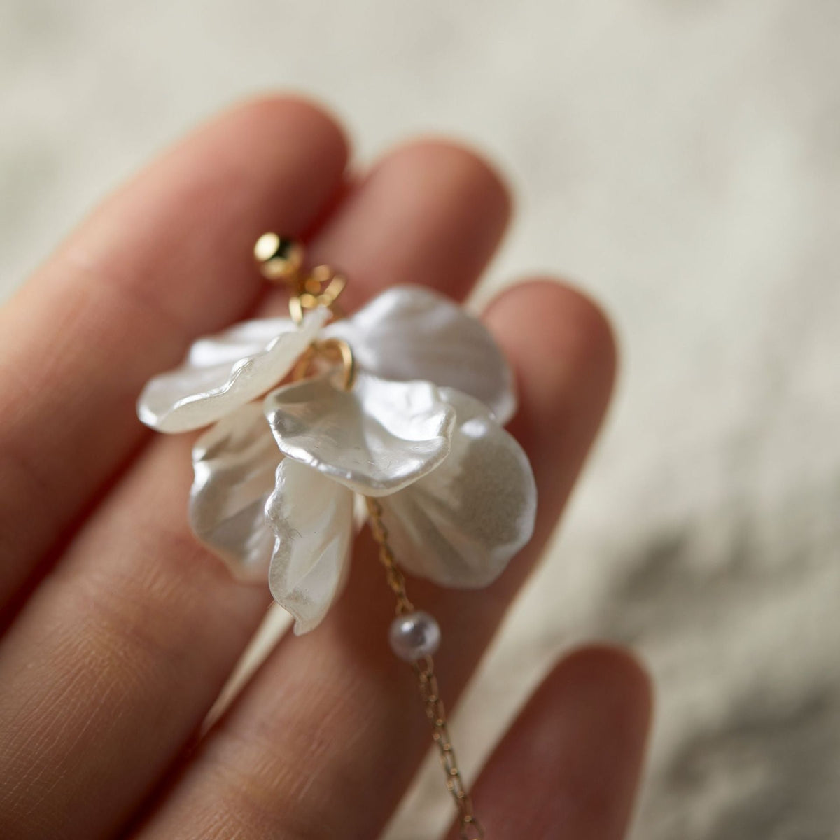 Rhia – Ohrringe mit Blumblatt-Design, Perlen und Quasten