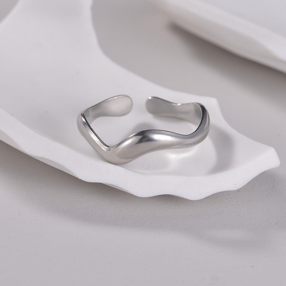 Theva – Offener Ring aus Titan mit Wasserwellen
