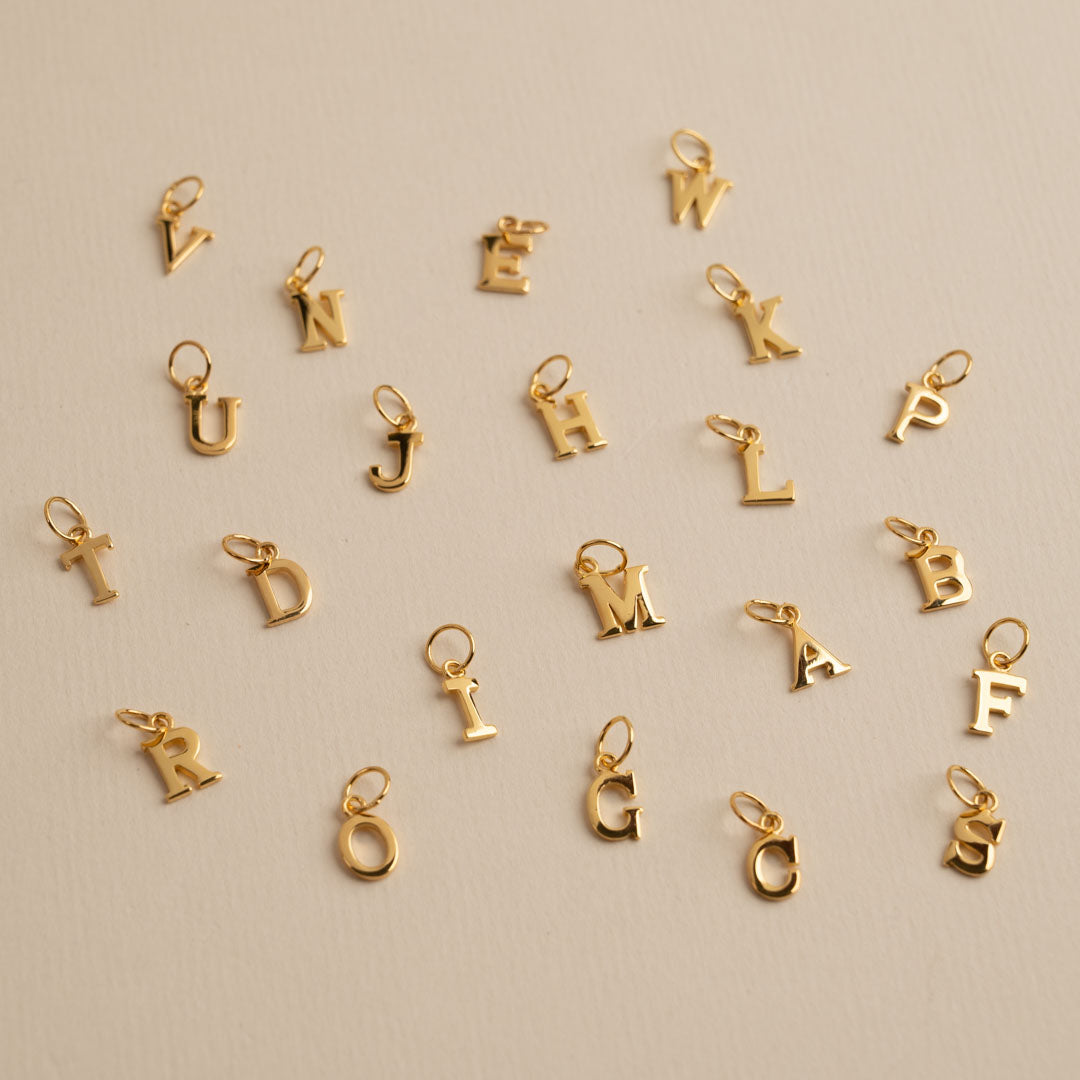 Sabrina - Buchstabenanhänger aus Gold