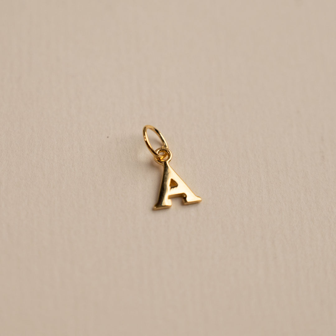 Sabrina - Buchstabenanhänger aus Gold