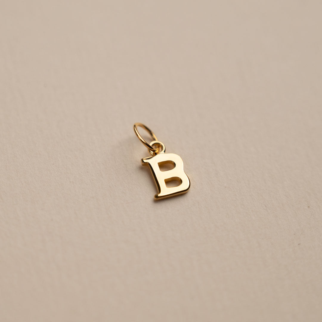 Sabrina - Buchstabenanhänger aus Gold