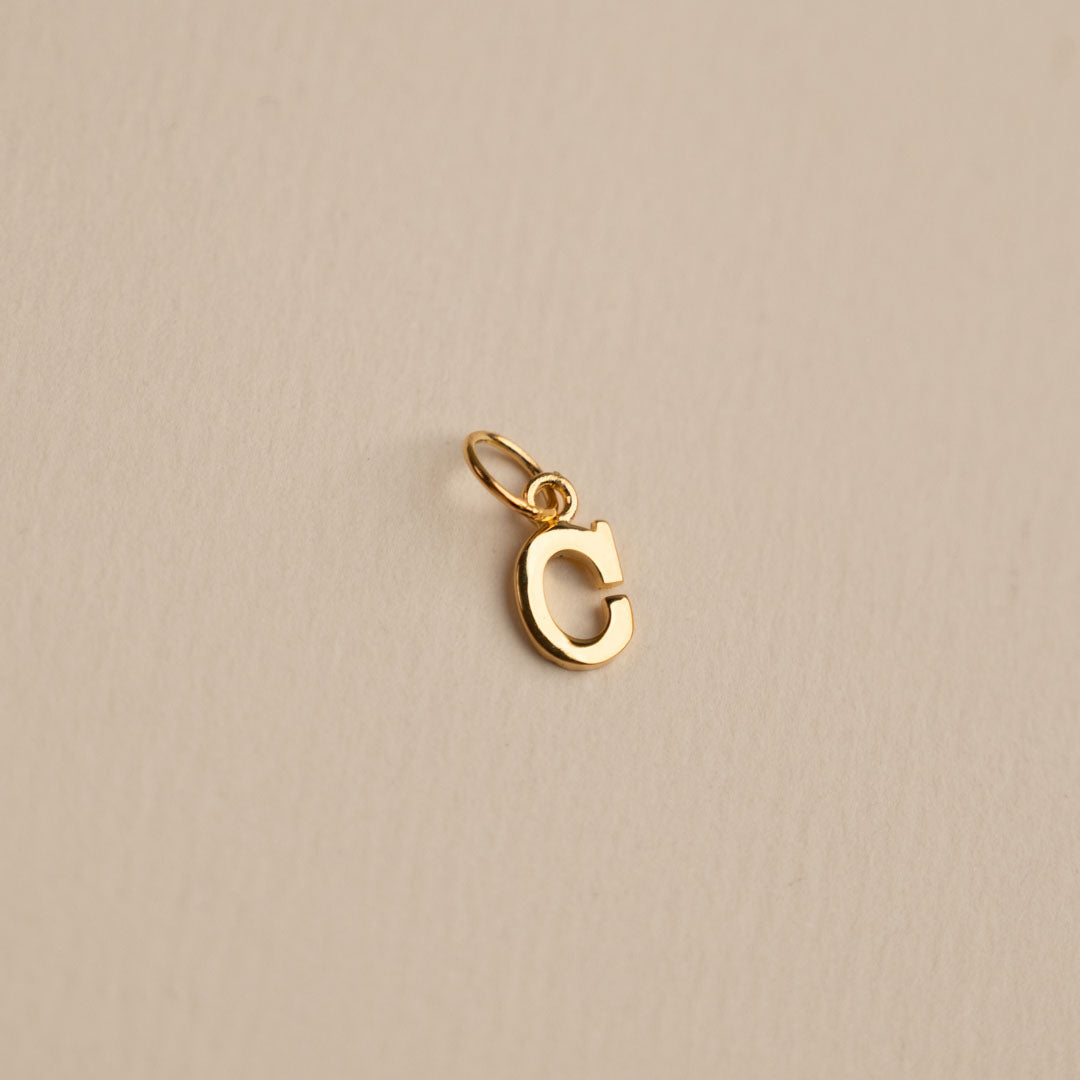 Sabrina - Buchstabenanhänger aus Gold