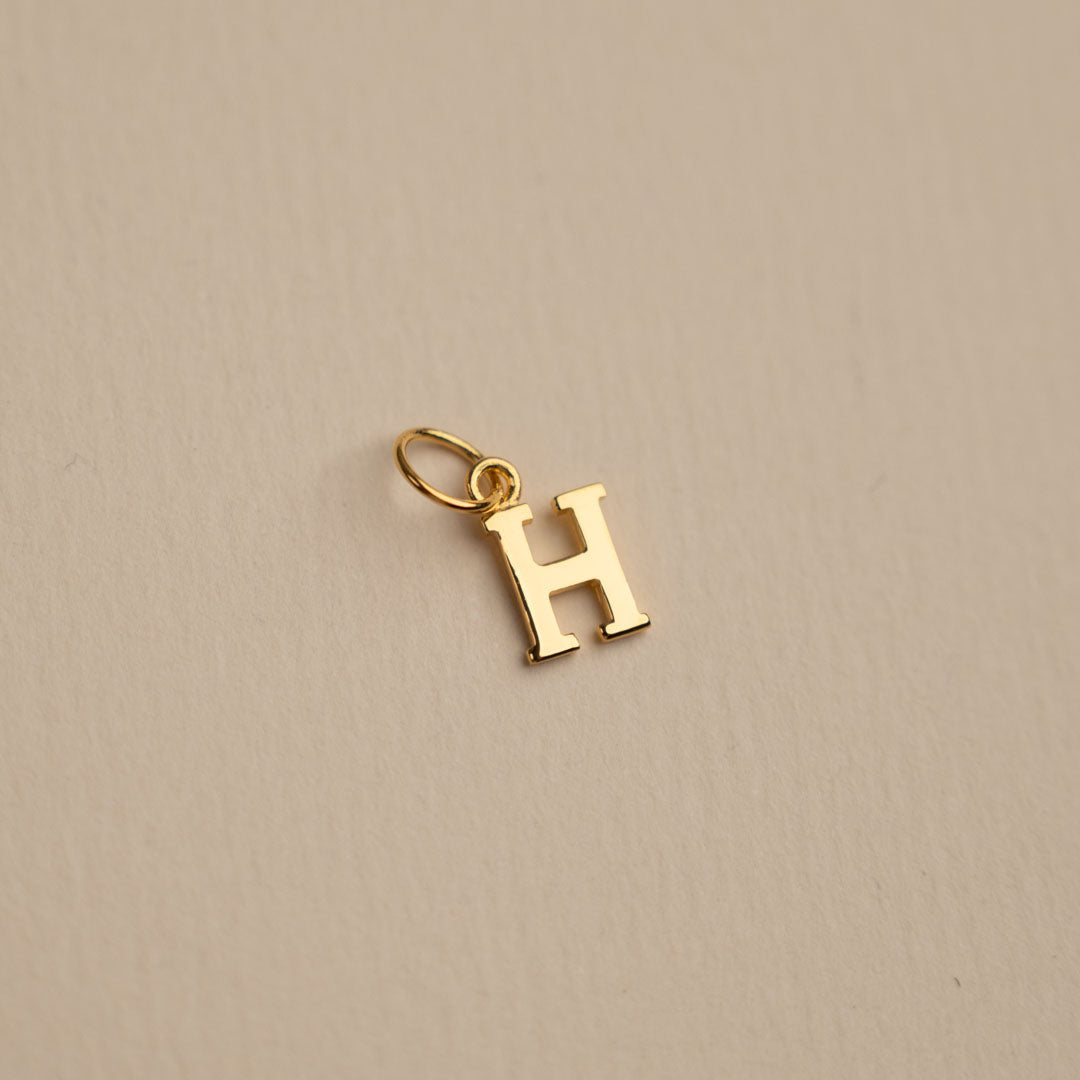 Sabrina - Buchstabenanhänger aus Gold