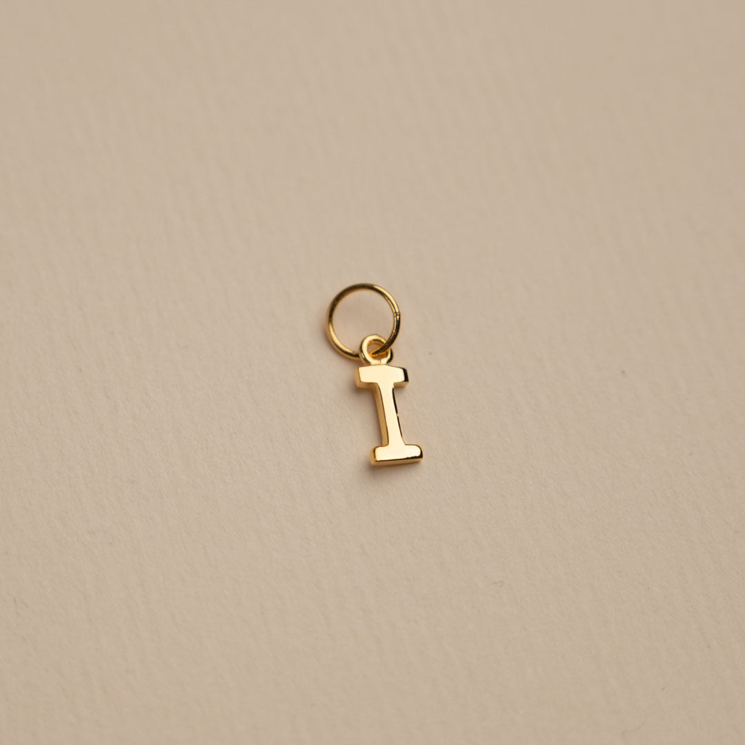 Sabrina - Buchstabenanhänger aus Gold