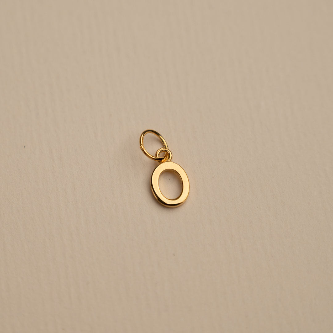 Sabrina - Buchstabenanhänger aus Gold