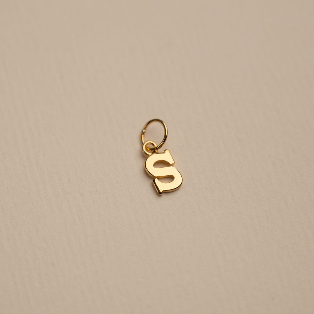 Sabrina - Buchstabenanhänger aus Gold