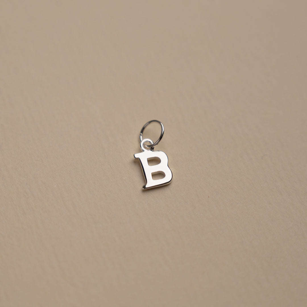 Nadia - Buchstabenanhänger aus Metall