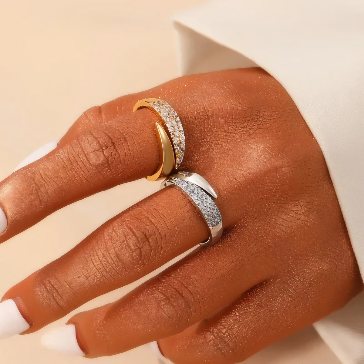 Irina – Gebogener Ring in 18K Gold