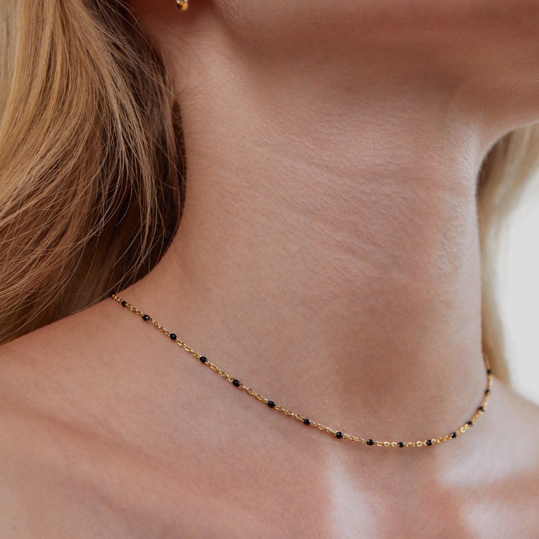 Yara – Elegante Halskette mit dunklen Perlen