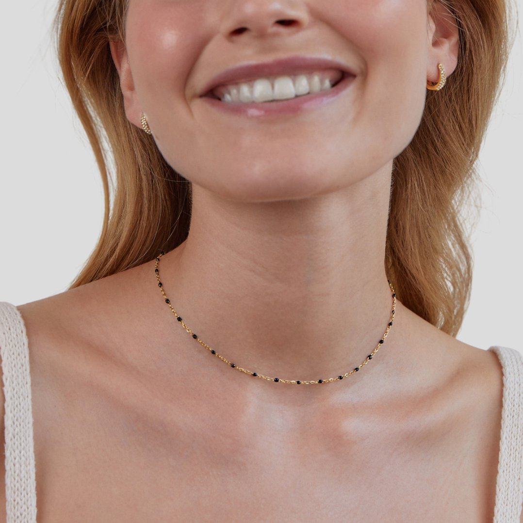 Yara – Elegante Halskette mit dunklen Perlen
